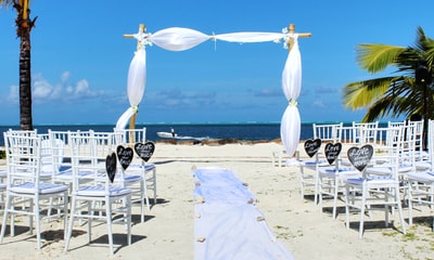 沙滩上的婚礼场地
